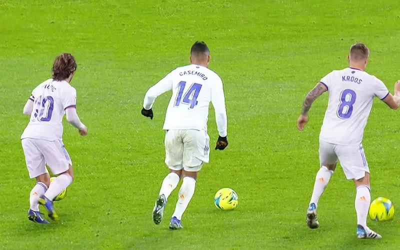 Đội hình 4-3-3 trong bóng đá có ưu điểm gì?